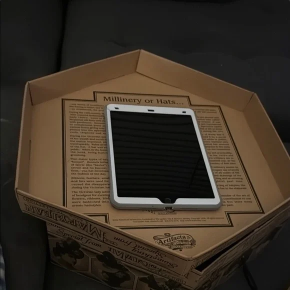 Mary Jean Collection Vintage Hat Box - Picture 14 of 15